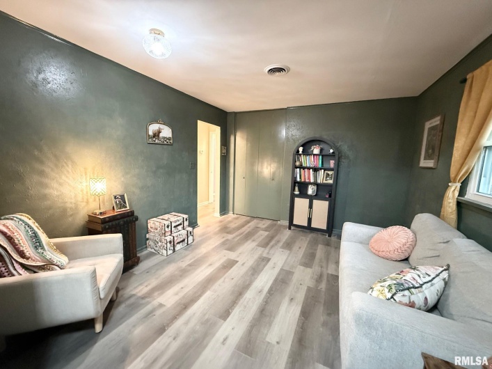 2 PINEWOOD Drive, Carbondale, Illinois 62901, 3 Bedrooms Bedrooms, 0 ,2 BathroomsBathrooms,Residential,For Sale,PINEWOOD,0,RMAQC4269880