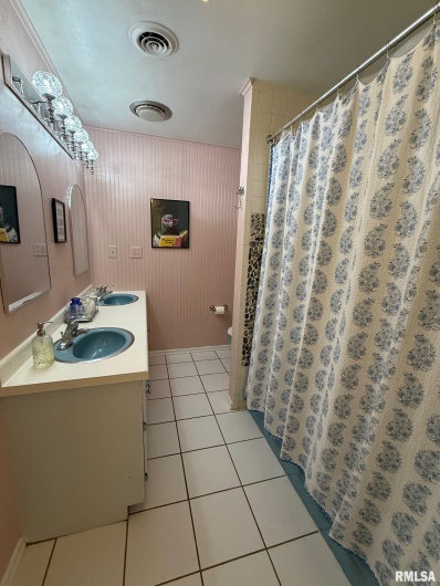 2 PINEWOOD Drive, Carbondale, Illinois 62901, 3 Bedrooms Bedrooms, 0 ,2 BathroomsBathrooms,Residential,For Sale,PINEWOOD,0,RMAQC4269880