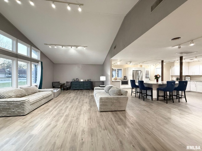 2 PINEWOOD Drive, Carbondale, Illinois 62901, 3 Bedrooms Bedrooms, 0 ,2 BathroomsBathrooms,Residential,For Sale,PINEWOOD,0,RMAQC4269880