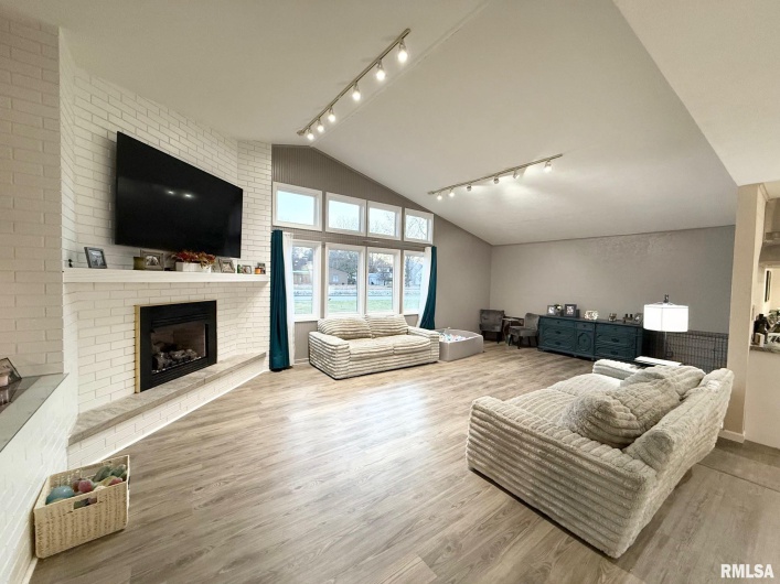 2 PINEWOOD Drive, Carbondale, Illinois 62901, 3 Bedrooms Bedrooms, 0 ,2 BathroomsBathrooms,Residential,For Sale,PINEWOOD,0,RMAQC4269880