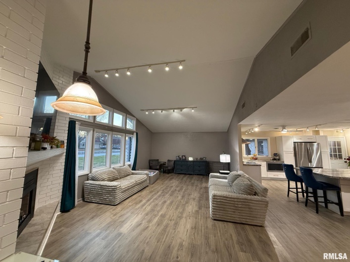 2 PINEWOOD Drive, Carbondale, Illinois 62901, 3 Bedrooms Bedrooms, 0 ,2 BathroomsBathrooms,Residential,For Sale,PINEWOOD,0,RMAQC4269880