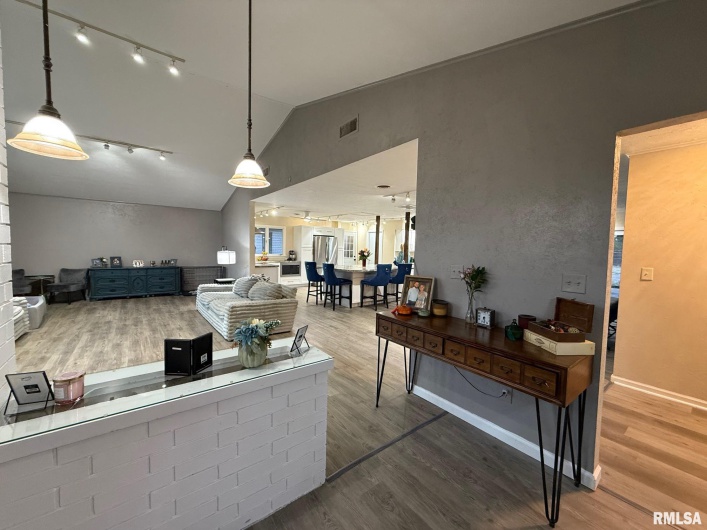 2 PINEWOOD Drive, Carbondale, Illinois 62901, 3 Bedrooms Bedrooms, 0 ,2 BathroomsBathrooms,Residential,For Sale,PINEWOOD,0,RMAQC4269880