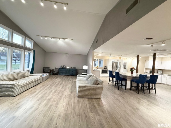 2 PINEWOOD Drive, Carbondale, Illinois 62901, 3 Bedrooms Bedrooms, 0 ,2 BathroomsBathrooms,Residential,For Sale,PINEWOOD,0,RMAQC4269880