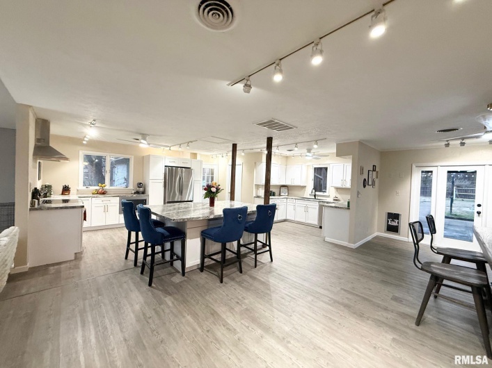 2 PINEWOOD Drive, Carbondale, Illinois 62901, 3 Bedrooms Bedrooms, 0 ,2 BathroomsBathrooms,Residential,For Sale,PINEWOOD,0,RMAQC4269880