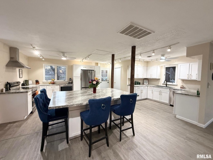 2 PINEWOOD Drive, Carbondale, Illinois 62901, 3 Bedrooms Bedrooms, 0 ,2 BathroomsBathrooms,Residential,For Sale,PINEWOOD,0,RMAQC4269880