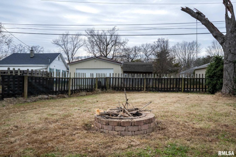 712 CIRCLE Drive, Marion, Illinois 62959, 3 Bedrooms Bedrooms, 0 ,2 BathroomsBathrooms,Residential,For Sale,CIRCLE,0,RMAQC4269900