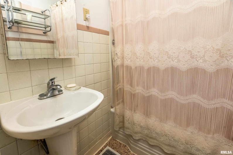 2320 McCord Street, Murphysboro, Illinois 62966, 2 Bedrooms Bedrooms, 0 ,1 BathroomBathrooms,Residential,For Sale,McCord,0,RMAEB460712