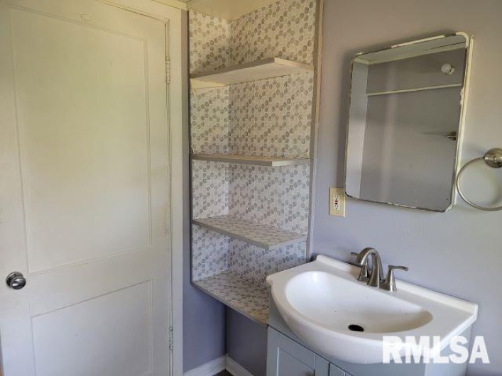 904 LINDEN Street, Carbondale, Illinois 62901, 3 Bedrooms Bedrooms, 0 ,1 BathroomBathrooms,Residential,For Sale,LINDEN,0,RMAEB460720