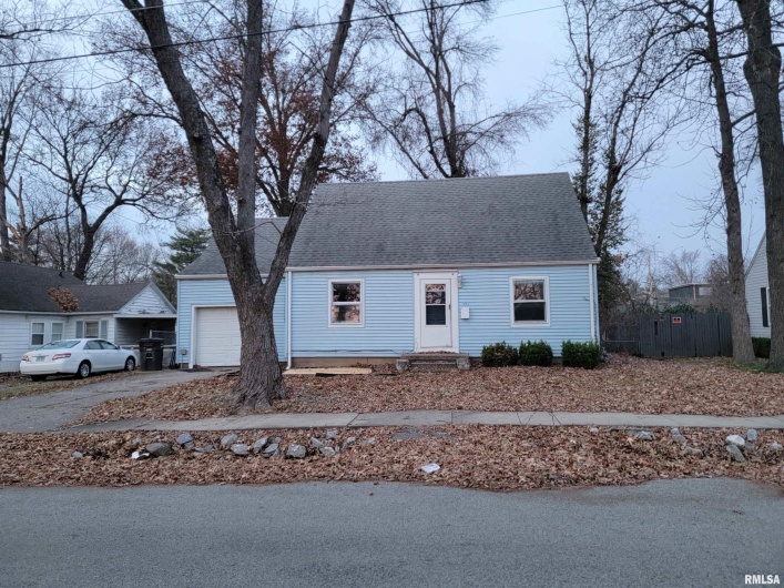 904 LINDEN Street, Carbondale, Illinois 62901, 3 Bedrooms Bedrooms, 0 ,1 BathroomBathrooms,Residential,For Sale,LINDEN,0,RMAEB460720