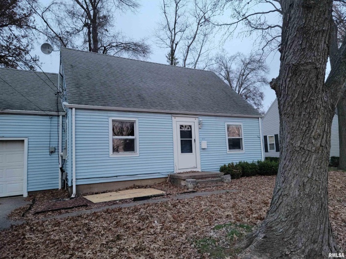 904 LINDEN Street, Carbondale, Illinois 62901, 3 Bedrooms Bedrooms, 0 ,1 BathroomBathrooms,Residential,For Sale,LINDEN,0,RMAEB460720