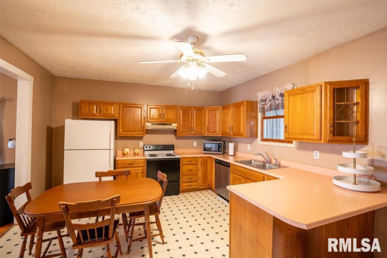 512 16TH Street, Herrin, Illinois 62948, 2 Bedrooms Bedrooms, 0 ,1 BathroomBathrooms,Residential,For Sale,16TH,0,RMAQC4269962