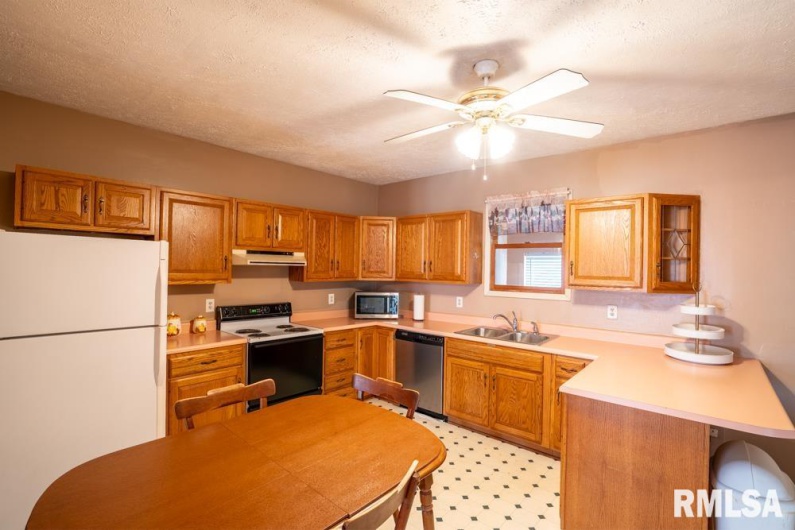 512 16TH Street, Herrin, Illinois 62948, 2 Bedrooms Bedrooms, 0 ,1 BathroomBathrooms,Residential,For Sale,16TH,0,RMAQC4269962