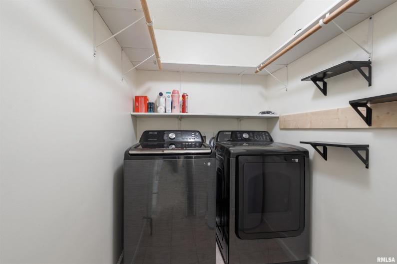 1008 OAKWOOD Lane, Marion, Illinois 62959, 3 Bedrooms Bedrooms, 0 ,2 BathroomsBathrooms,Residential,For Sale,OAKWOOD,0,RMAEB460607