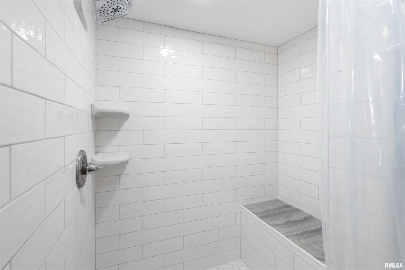 1008 OAKWOOD Lane, Marion, Illinois 62959, 3 Bedrooms Bedrooms, 0 ,2 BathroomsBathrooms,Residential,For Sale,OAKWOOD,0,RMAEB460607