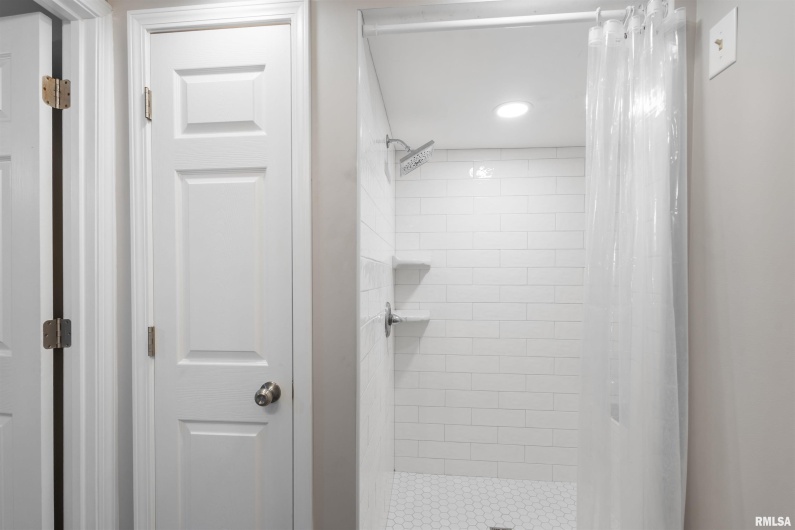 1008 OAKWOOD Lane, Marion, Illinois 62959, 3 Bedrooms Bedrooms, 0 ,2 BathroomsBathrooms,Residential,For Sale,OAKWOOD,0,RMAEB460607