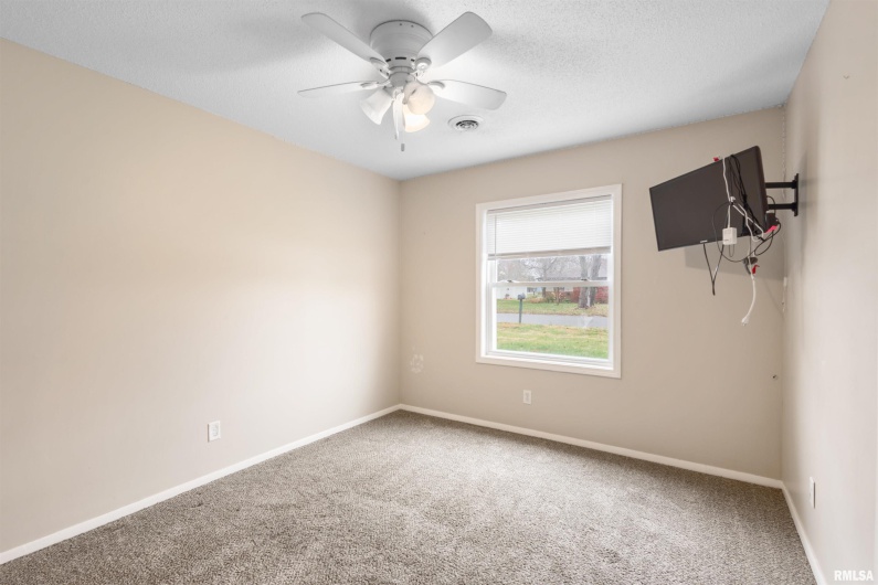 1008 OAKWOOD Lane, Marion, Illinois 62959, 3 Bedrooms Bedrooms, 0 ,2 BathroomsBathrooms,Residential,For Sale,OAKWOOD,0,RMAEB460607