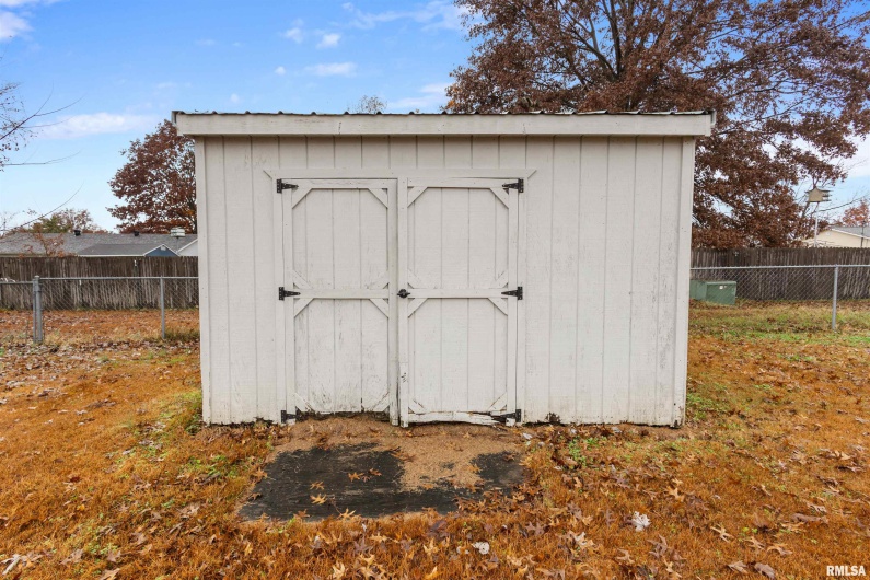 1008 OAKWOOD Lane, Marion, Illinois 62959, 3 Bedrooms Bedrooms, 0 ,2 BathroomsBathrooms,Residential,For Sale,OAKWOOD,0,RMAEB460607