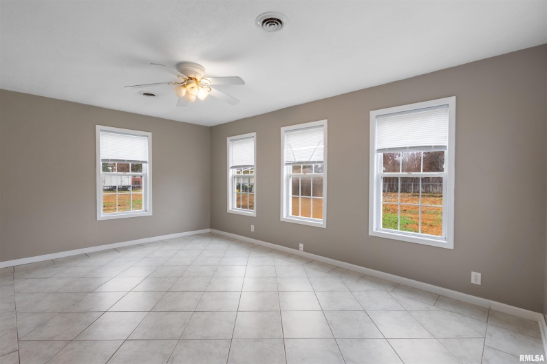 1008 OAKWOOD Lane, Marion, Illinois 62959, 3 Bedrooms Bedrooms, 0 ,2 BathroomsBathrooms,Residential,For Sale,OAKWOOD,0,RMAEB460607