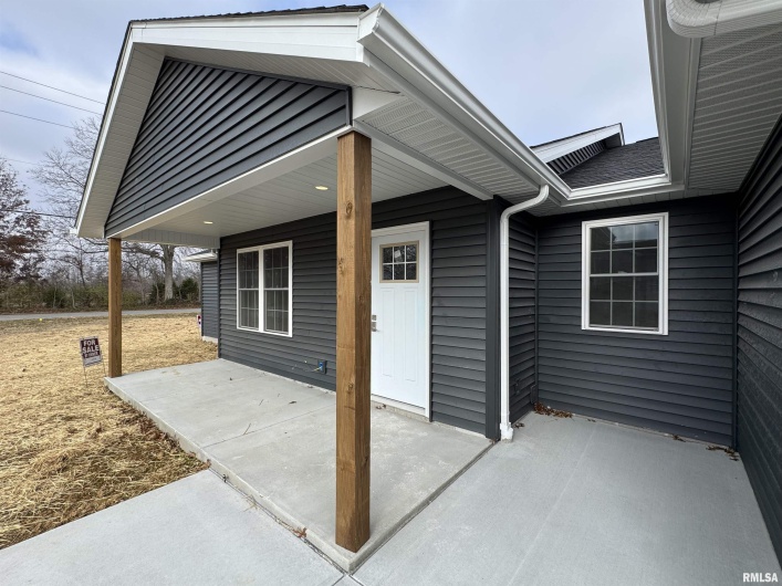 102 TOWNHOUSE Drive, Cambria, Illinois 62915, 3 Bedrooms Bedrooms, 0 ,2 BathroomsBathrooms,Residential,For Sale,TOWNHOUSE,0,RMAEB460745