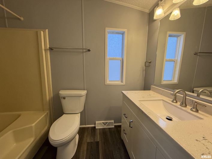 193 OAK VALLEY Drive, Carbondale, Illinois 62901, 2 Bedrooms Bedrooms, 0 ,2 BathroomsBathrooms,Manufactured In Park,For Sale,OAK VALLEY,0,RMAEB460746