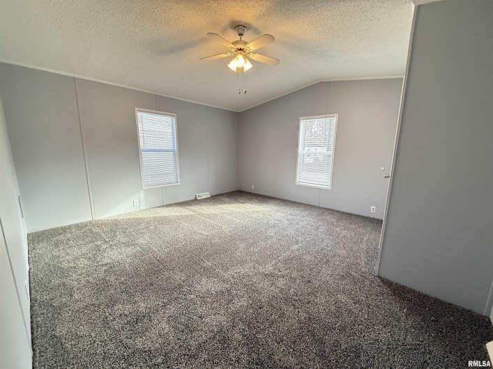 193 OAK VALLEY Drive, Carbondale, Illinois 62901, 2 Bedrooms Bedrooms, 0 ,2 BathroomsBathrooms,Manufactured In Park,For Sale,OAK VALLEY,0,RMAEB460746