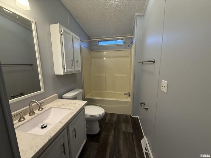 193 OAK VALLEY Drive, Carbondale, Illinois 62901, 2 Bedrooms Bedrooms, 0 ,2 BathroomsBathrooms,Manufactured In Park,For Sale,OAK VALLEY,0,RMAEB460746