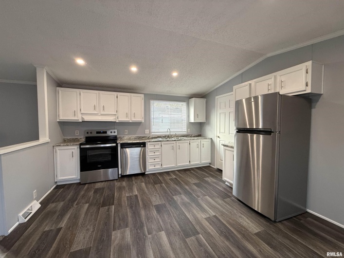 193 OAK VALLEY Drive, Carbondale, Illinois 62901, 2 Bedrooms Bedrooms, 0 ,2 BathroomsBathrooms,Manufactured In Park,For Sale,OAK VALLEY,0,RMAEB460746