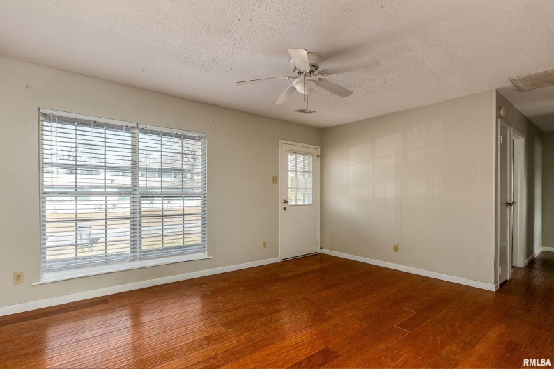 407 ILLINOIS Avenue, Carterville, Illinois 62918, 2 Bedrooms Bedrooms, 0 ,1 BathroomBathrooms,Residential,For Sale,ILLINOIS,0,RMAEB460752