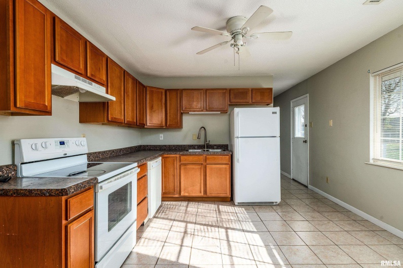 407 ILLINOIS Avenue, Carterville, Illinois 62918, 2 Bedrooms Bedrooms, 0 ,1 BathroomBathrooms,Residential,For Sale,ILLINOIS,0,RMAEB460752