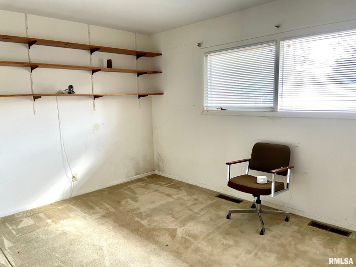 7 PINEWOOD Drive, Carbondale, Illinois 62901, 4 Bedrooms Bedrooms, 0 ,2 BathroomsBathrooms,Residential,For Sale,PINEWOOD,0,RMAEB460753