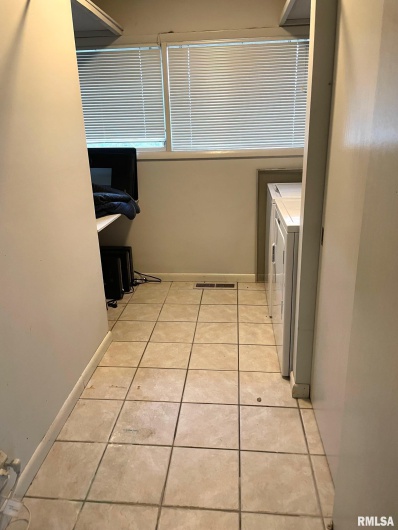 7 PINEWOOD Drive, Carbondale, Illinois 62901, 4 Bedrooms Bedrooms, 0 ,2 BathroomsBathrooms,Residential,For Sale,PINEWOOD,0,RMAEB460753