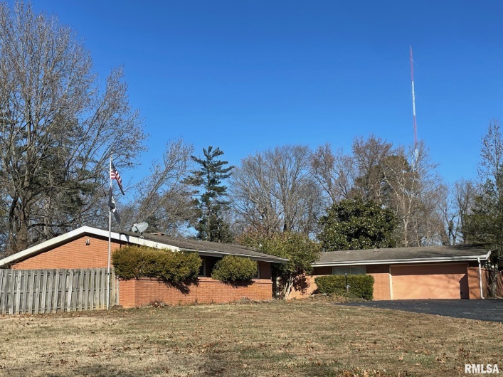 7 PINEWOOD Drive, Carbondale, Illinois 62901, 4 Bedrooms Bedrooms, 0 ,2 BathroomsBathrooms,Residential,For Sale,PINEWOOD,0,RMAEB460753