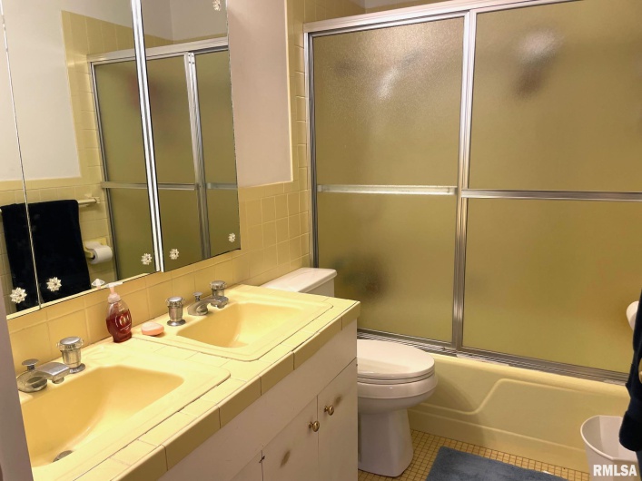 7 PINEWOOD Drive, Carbondale, Illinois 62901, 4 Bedrooms Bedrooms, 0 ,2 BathroomsBathrooms,Residential,For Sale,PINEWOOD,0,RMAEB460753