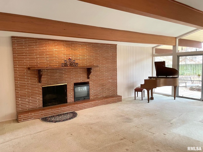 7 PINEWOOD Drive, Carbondale, Illinois 62901, 4 Bedrooms Bedrooms, 0 ,2 BathroomsBathrooms,Residential,For Sale,PINEWOOD,0,RMAEB460753