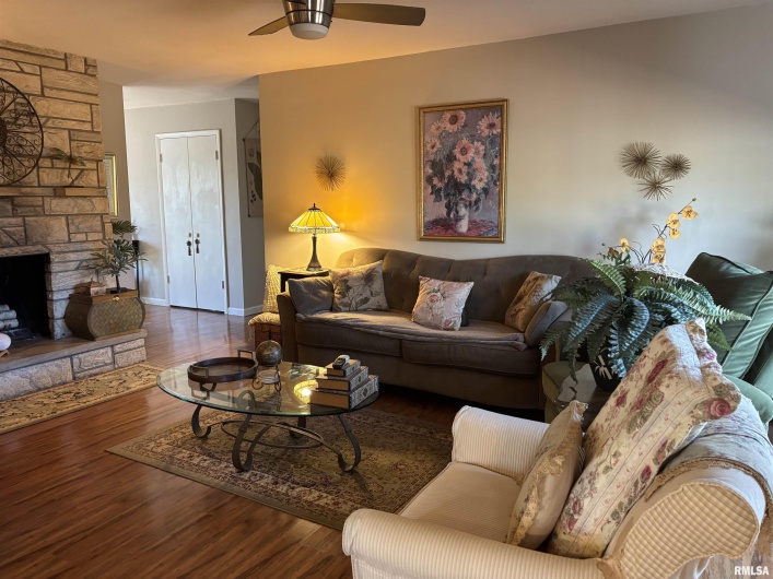 210 APPLE Lane, Anna, Illinois 62906, 3 Bedrooms Bedrooms, 0 ,1 BathroomBathrooms,Residential,For Sale,APPLE,0,RMAEB460807