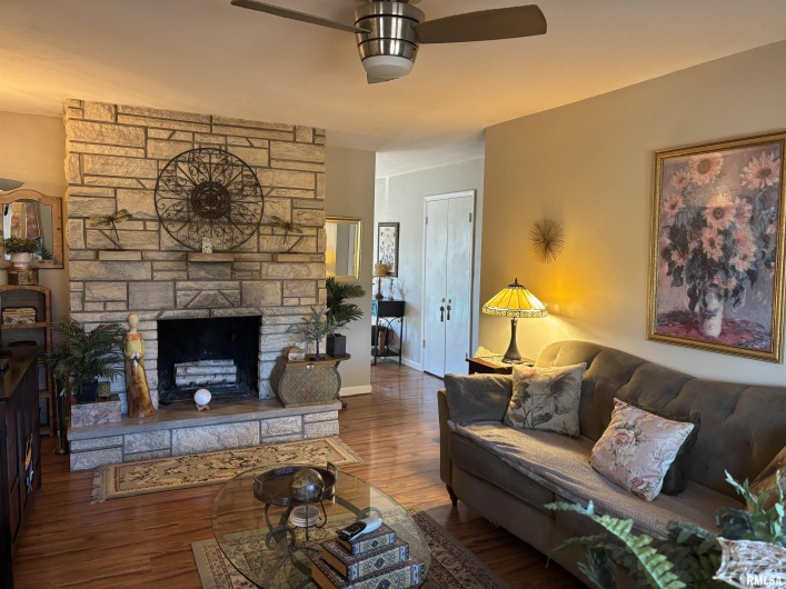 210 APPLE Lane, Anna, Illinois 62906, 3 Bedrooms Bedrooms, 0 ,1 BathroomBathrooms,Residential,For Sale,APPLE,0,RMAEB460807