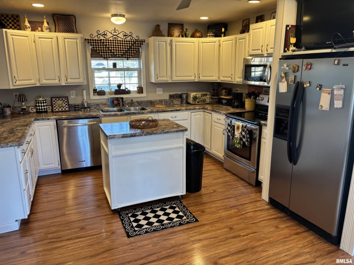 210 APPLE Lane, Anna, Illinois 62906, 3 Bedrooms Bedrooms, 0 ,1 BathroomBathrooms,Residential,For Sale,APPLE,0,RMAEB460807