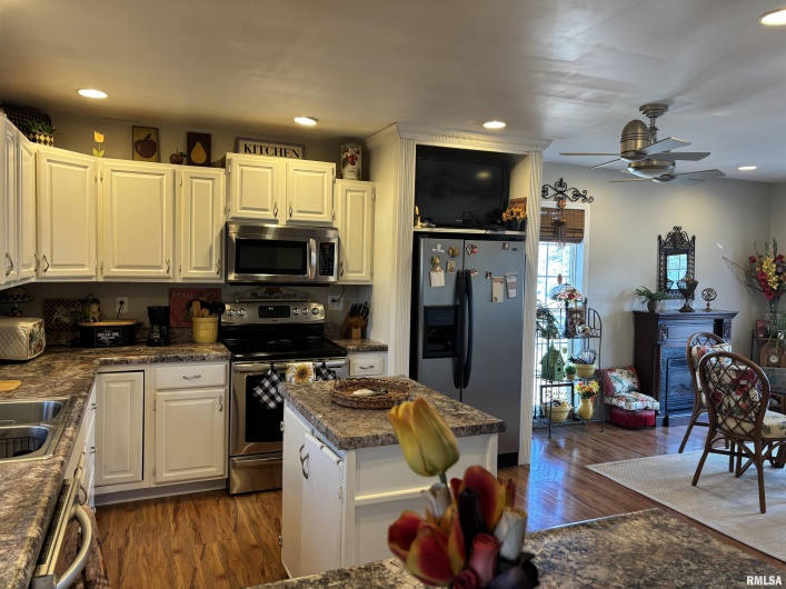 210 APPLE Lane, Anna, Illinois 62906, 3 Bedrooms Bedrooms, 0 ,1 BathroomBathrooms,Residential,For Sale,APPLE,0,RMAEB460807