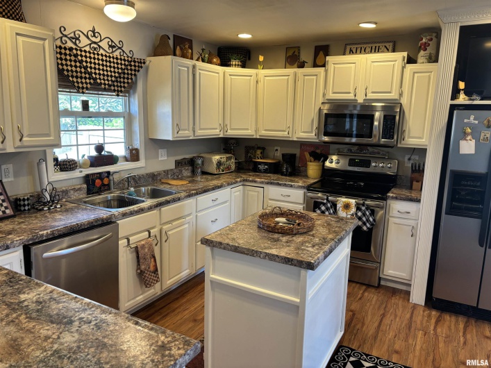 210 APPLE Lane, Anna, Illinois 62906, 3 Bedrooms Bedrooms, 0 ,1 BathroomBathrooms,Residential,For Sale,APPLE,0,RMAEB460807