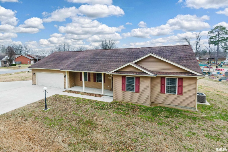 1101 CALIFORNIA Street, Carterville, Illinois 62918, 3 Bedrooms Bedrooms, 0 ,2 BathroomsBathrooms,Residential,For Sale,CALIFORNIA,0,RMAEB460810