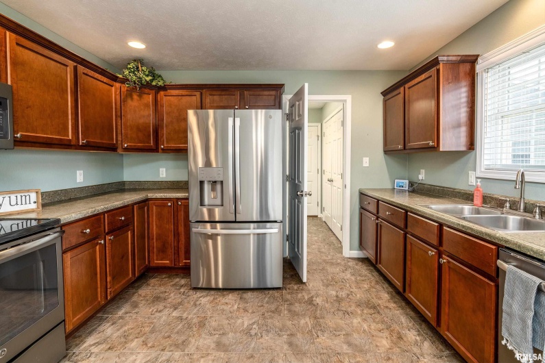 1101 CALIFORNIA Street, Carterville, Illinois 62918, 3 Bedrooms Bedrooms, 0 ,2 BathroomsBathrooms,Residential,For Sale,CALIFORNIA,0,RMAEB460810