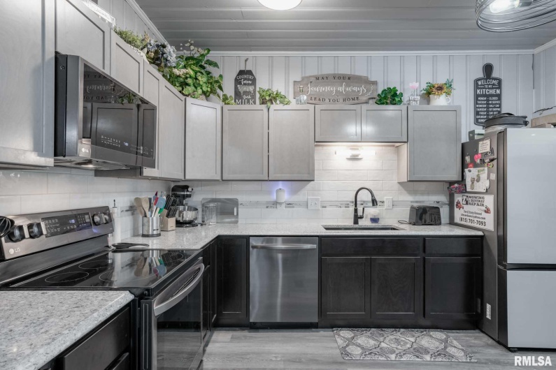 3235 Crossroad School Road, Eldorado, Illinois 62930, 4 Bedrooms Bedrooms, 0 ,2 BathroomsBathrooms,Residential,For Sale,Crossroad School,0,RMAPA1263327