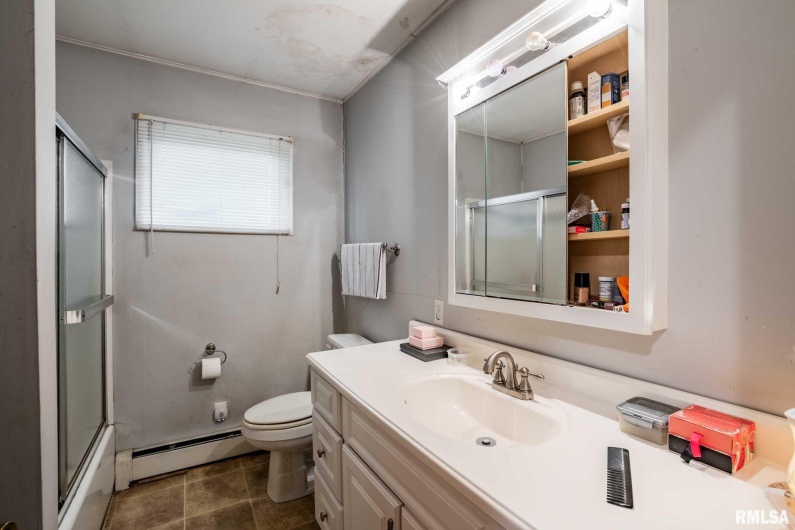 800 11TH Street, Johnston City, Illinois 62951, 3 Bedrooms Bedrooms, 0 ,1 BathroomBathrooms,Residential,For Sale,11TH,0,RMAPA1263407