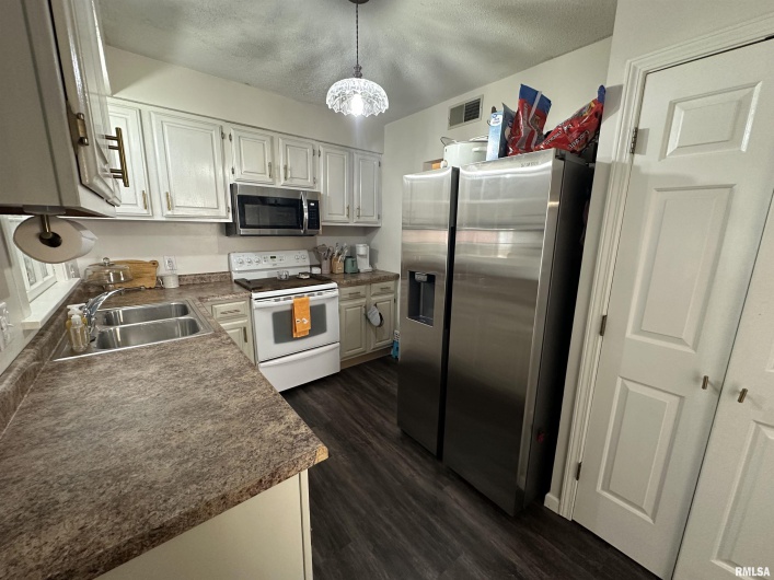 1307 CHARLES Street, Carterville, Illinois 62918, 3 Bedrooms Bedrooms, 0 ,2 BathroomsBathrooms,Residential,For Sale,CHARLES,0,RMAPA1263463