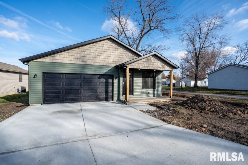 1801 ADAMS Street, Herrin, Illinois 62948, 3 Bedrooms Bedrooms, 0 ,2 BathroomsBathrooms,Residential,For Sale,ADAMS,0,RMAPA1263559