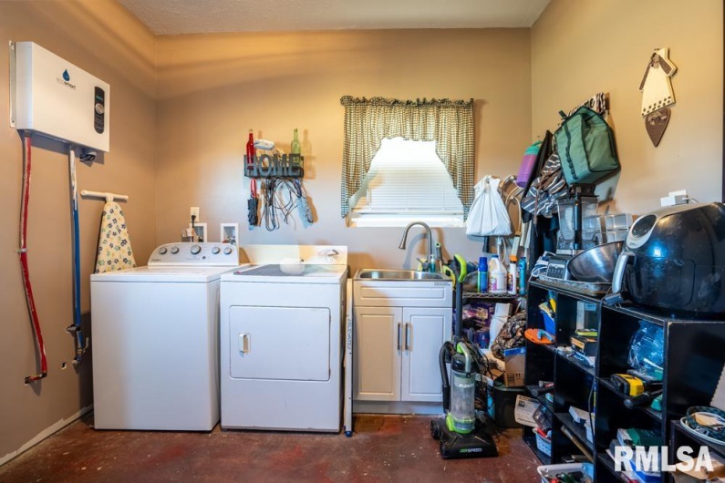 13261 CASEY Road, Marion, Illinois 62959, 3 Bedrooms Bedrooms, 0 ,2 BathroomsBathrooms,Residential,For Sale,CASEY,0,RMAPA1263562