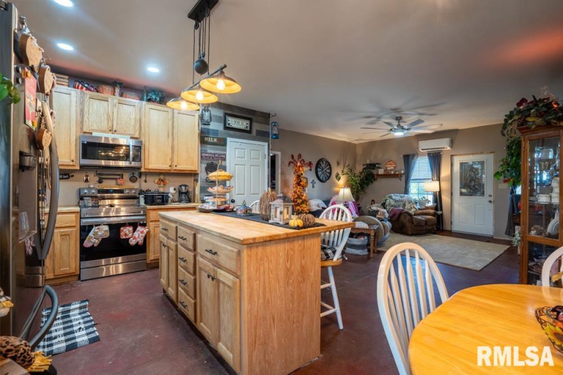 13261 CASEY Road, Marion, Illinois 62959, 3 Bedrooms Bedrooms, 0 ,2 BathroomsBathrooms,Residential,For Sale,CASEY,0,RMAPA1263562