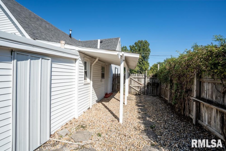 1713 DEWEY Street, Marion, Illinois 62959, 2 Bedrooms Bedrooms, 0 ,1 BathroomBathrooms,Residential,For Sale,DEWEY,0,RMAPA1263565