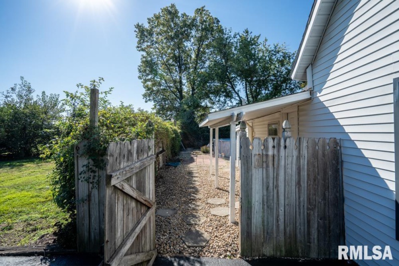 1713 DEWEY Street, Marion, Illinois 62959, 2 Bedrooms Bedrooms, 0 ,1 BathroomBathrooms,Residential,For Sale,DEWEY,0,RMAPA1263565