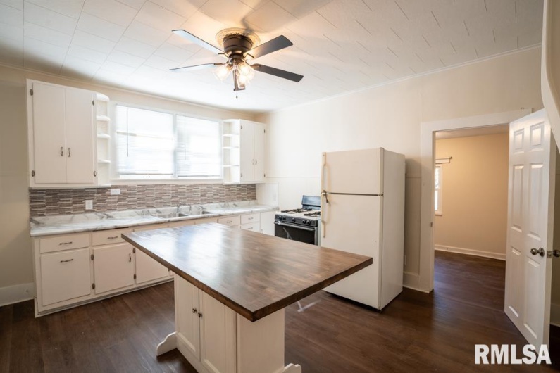 1713 DEWEY Street, Marion, Illinois 62959, 2 Bedrooms Bedrooms, 0 ,1 BathroomBathrooms,Residential,For Sale,DEWEY,0,RMAPA1263565